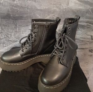 Steve Madden Bettyy black boots combat moto  boots size 5 black platform heel